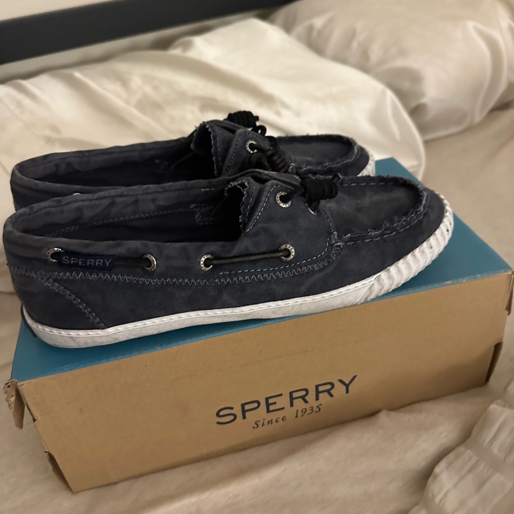 Navy women’s Sperrys